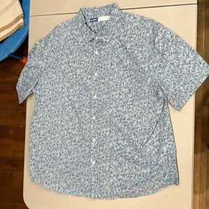 Old navy short sleeve button down shirt. Xxl